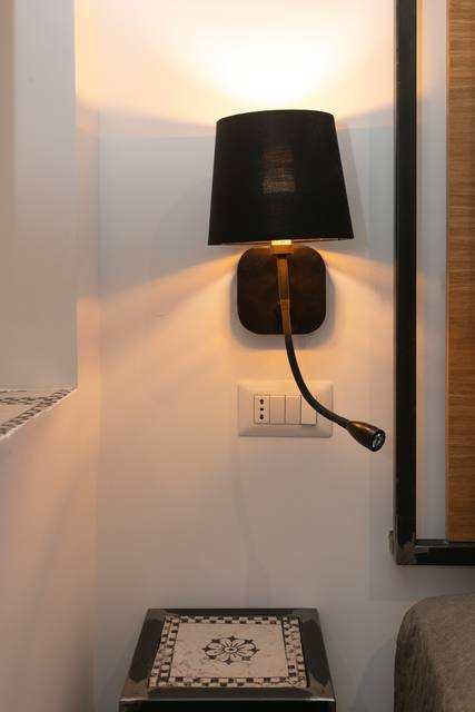 Camera Boffe: applique e dettaglio della parete