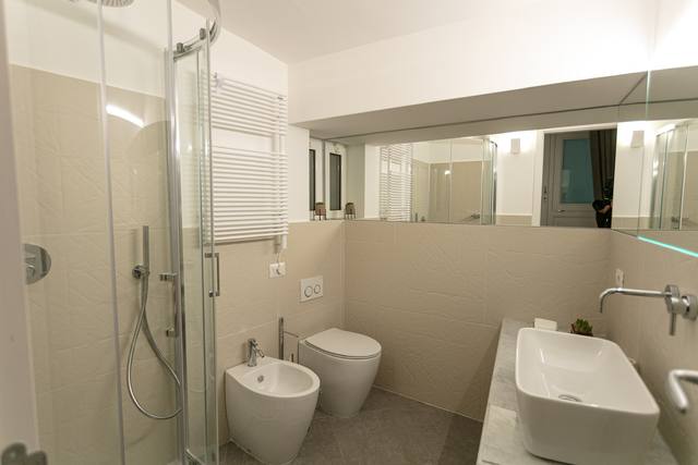 Camera Cetrella: bagno con doccia e specchi