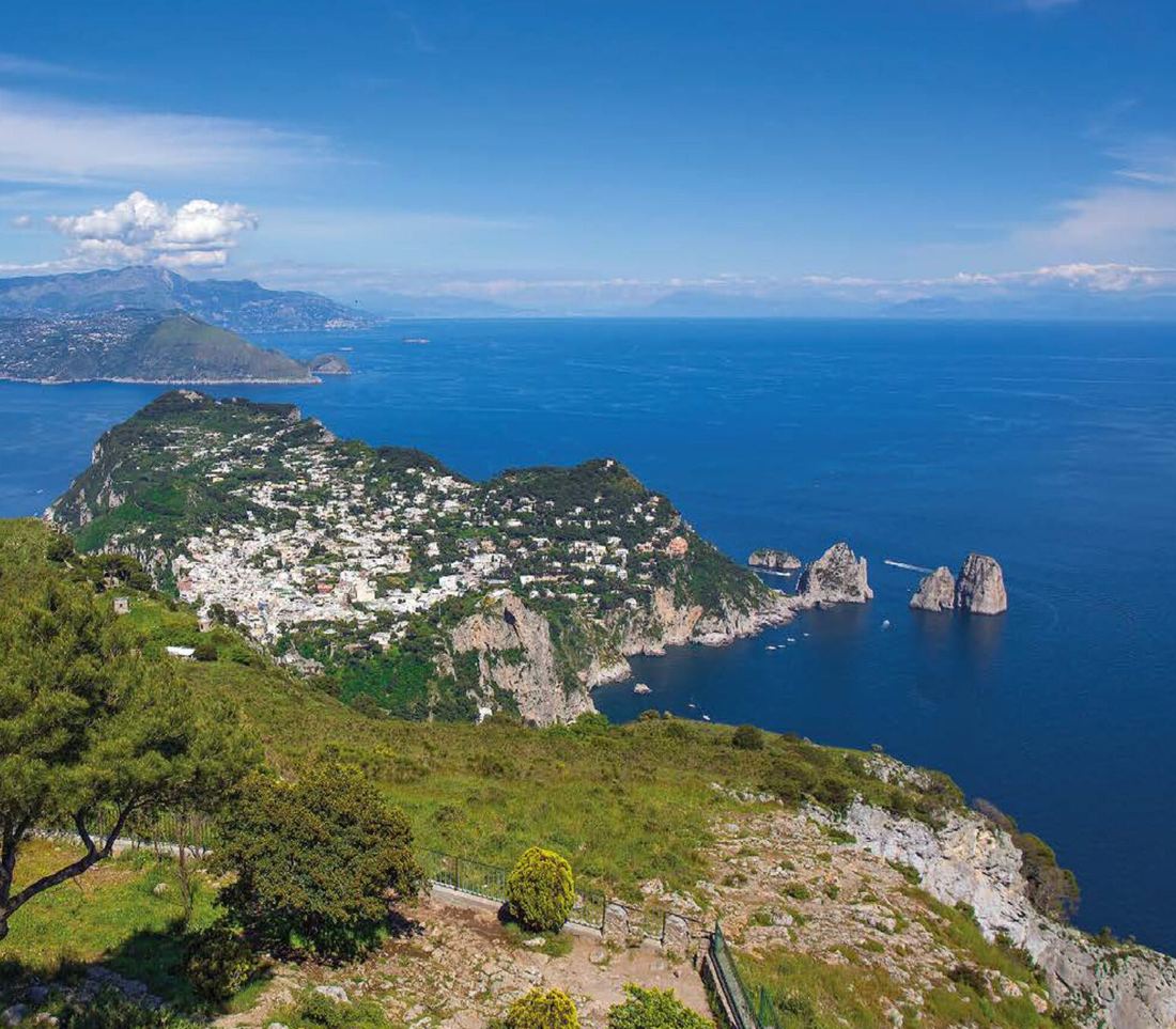 Vista dal Monte Solaro verso Marina Piccola e i Faraglioni