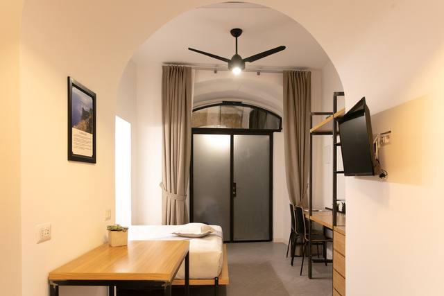 Camera Migliara: l’arco che divide la camera e il ventilatore a pale