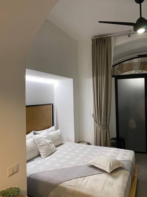 Camera Migliara: letto e ventilatore a soffitto