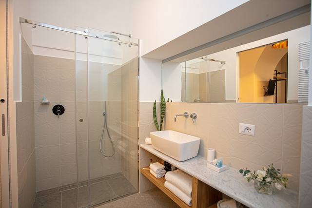 Camera Migliara: bagno con doccia