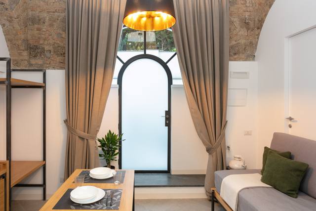 Camera San Nicola: tavolo da pranzo e porta finestra