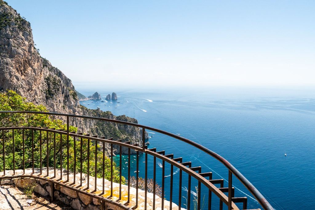 Panorama sul mare e sui Faraglioni dall’isola di Capri